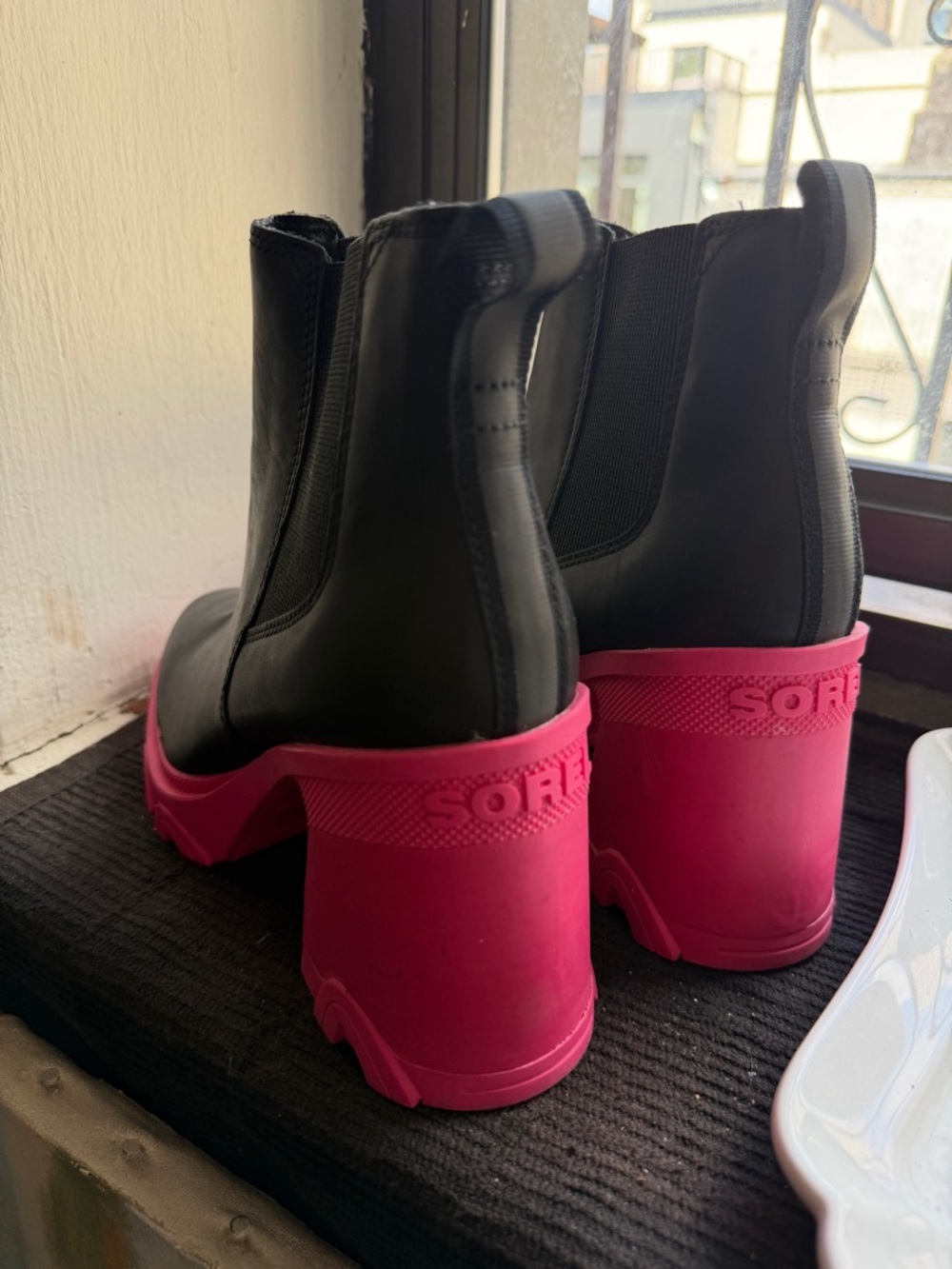 Like new SOREL Brex Heel Leather Chelsea Boots in Black/Pink Size 7 - Picture 6 of 6